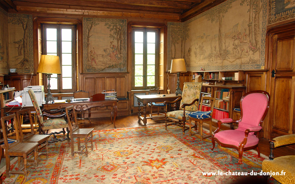 Magnifique pièce à vivre à l'intérieur du château du Donjon à Aix les Bains Drumettaz Clarafond confort et style royal