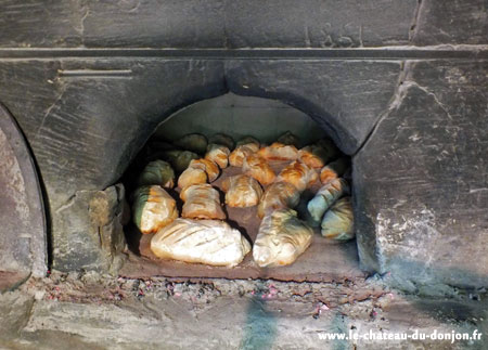 tous les jours nous cuisons pour vous du très bon pain et des brioches directement dans notre four à pain à l'ancienne