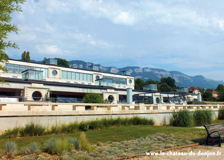 location chambre proche des thermes de Aix les Bains dans le château du Donjon à Drumettaz Clarafond