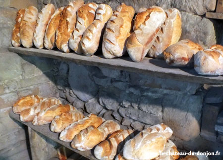 cuit dans le four à bois du château d'Aix les Bains à Drumettaz chambre d'hôtes proche du lac