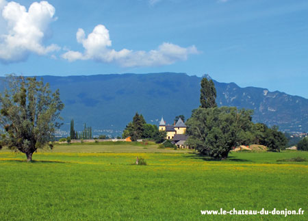 le château du Donjon Drumettaz Clarafond Savoie vous accueille toute l'année pour location de chambres d'hôtes grand luxe