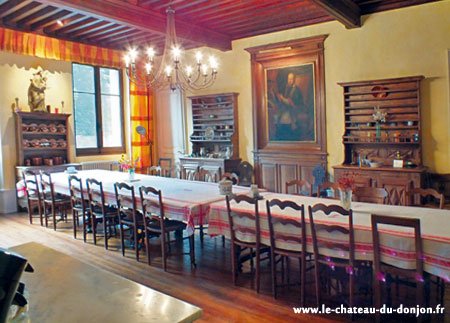 grande salle à manger idéale pour fête de mariage, situé à 10 minutes de Aix les Bains à Drumettaz Clarafond Savoie
