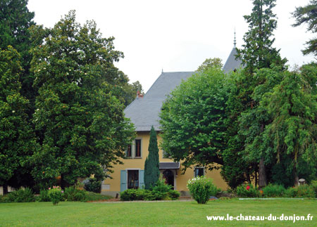 Françoise et Jean Michel vous accueillent dans leur château pour vos fêtes de famille et séminaire, mariage, anniversaire, banquet, batême