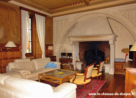 intérieur salon du château très stylé, idéal pour les amateurs d'histoires des régions de Savoie, le chateau à conservé tout son charme d'époque